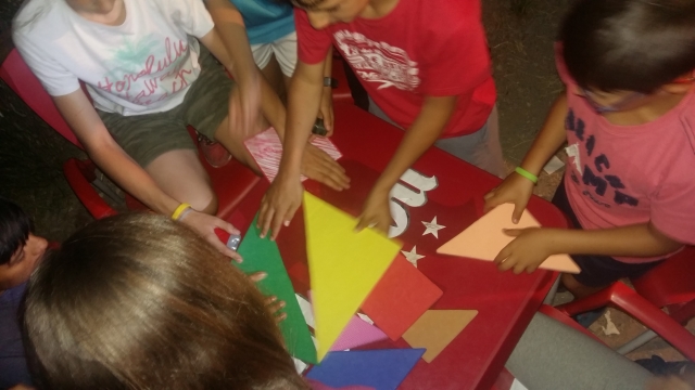 Jugando con piezas de colores