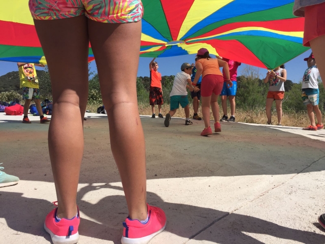 Bajo la tela de colores