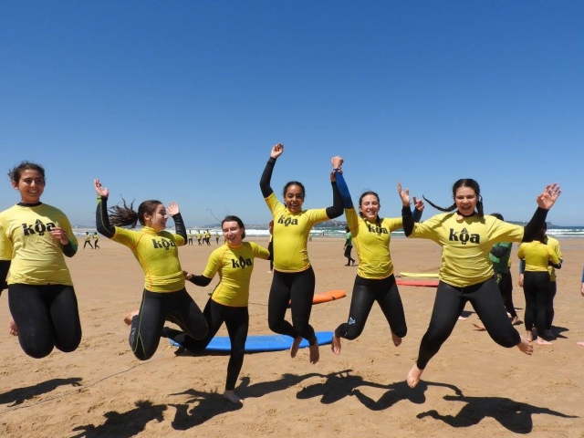 Alumnos saltando en la playa