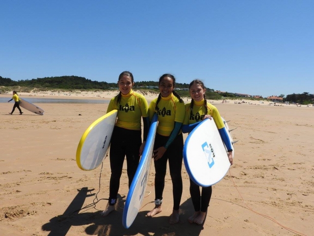 Alumnas con sus tablas de surf