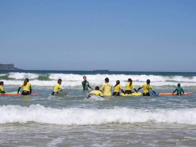 Alumnos de surf juntos en el agua