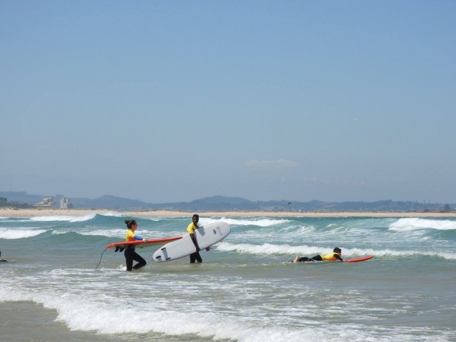 Alumnos entrando en el mar desde Somo