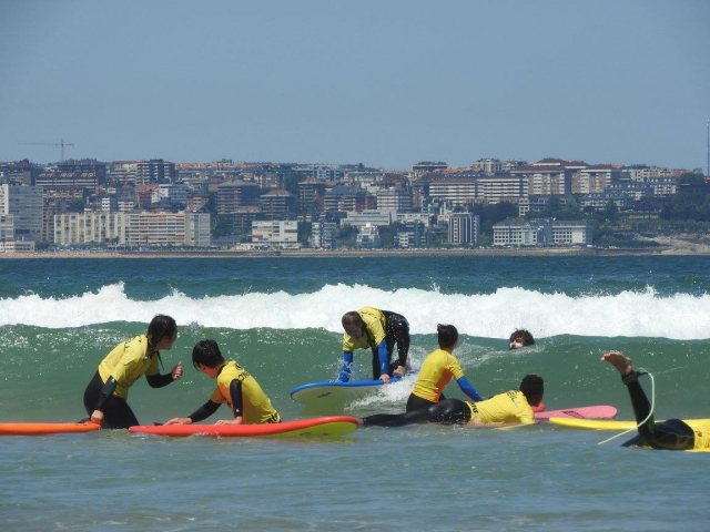 Entrenando con tablas de surf en Somo