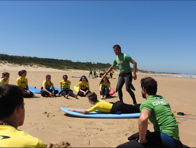 Instructor con los alumnos de surf