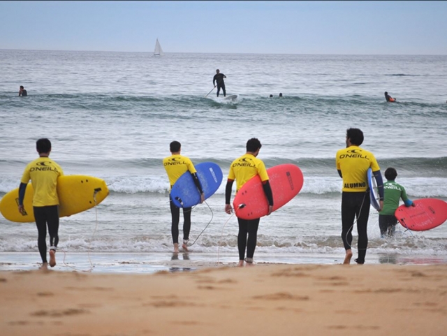 Llevando las tablas al agua en grupo