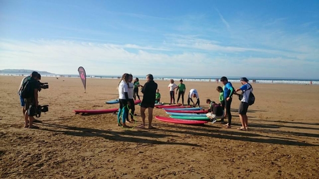  Lezione pratica di surf sulla spiaggia 