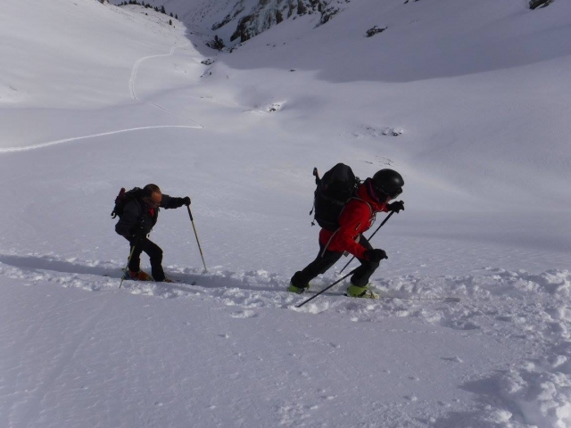  Skieurs escaladant la Pineta 