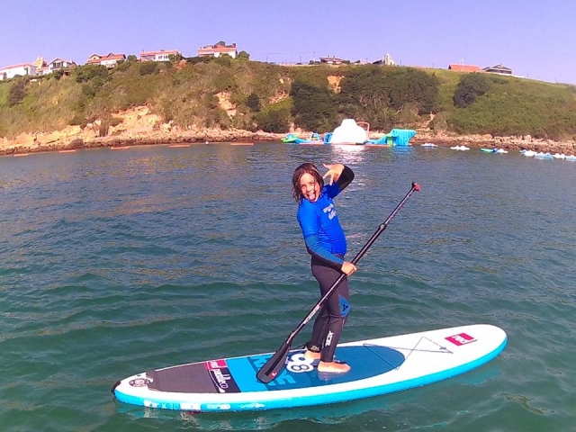  Junger Surfer auf einem Sup-Board 