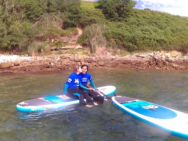  Auf dem Paddle-Surfbrett sitzen 