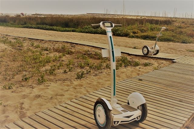  Segway parcheggiati sulla spiaggia