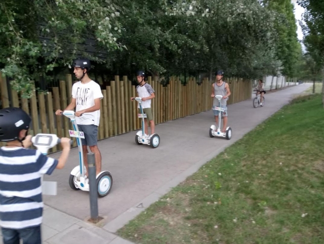  Su un segway vicino al recinto 