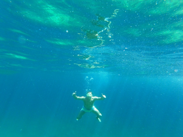 Saludando bajo el agua