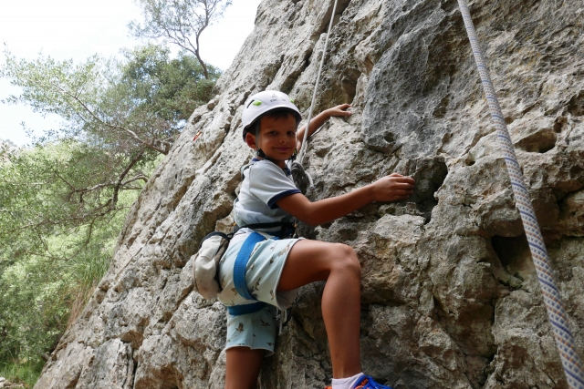 Peque escalando con casco