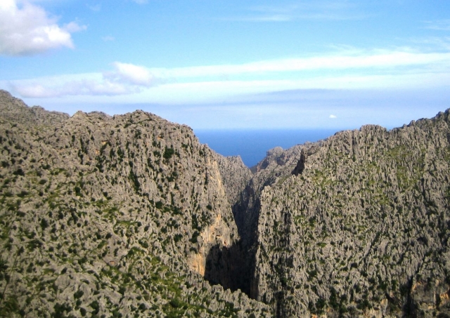 Montanas mallorquinas frente al mar