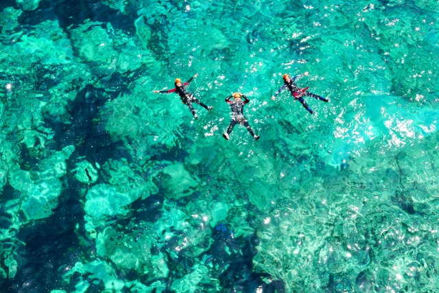 Flotando en el mar