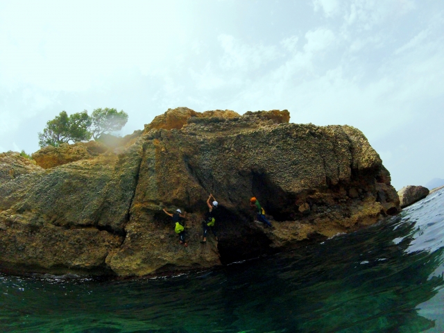 Haciendo coasteering en Mallorca