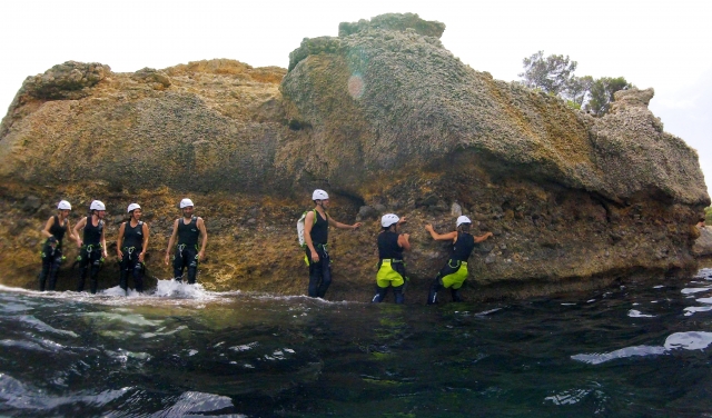 Agarrados a las rocas en el mar