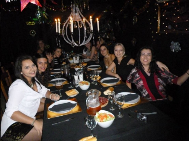 Filles attendant le dîner 