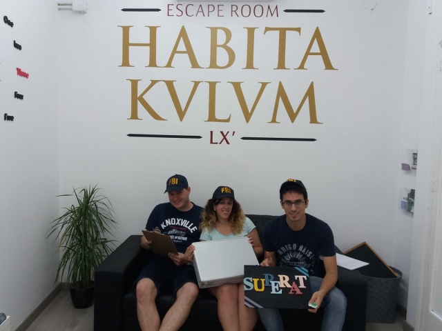 Con gorras del FBI