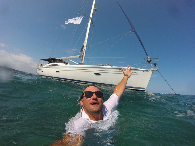  Vor dem Boot im Wasser