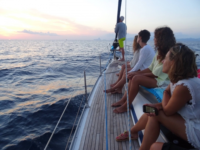  Vom Boot aus den Sonnenuntergang beobachten 