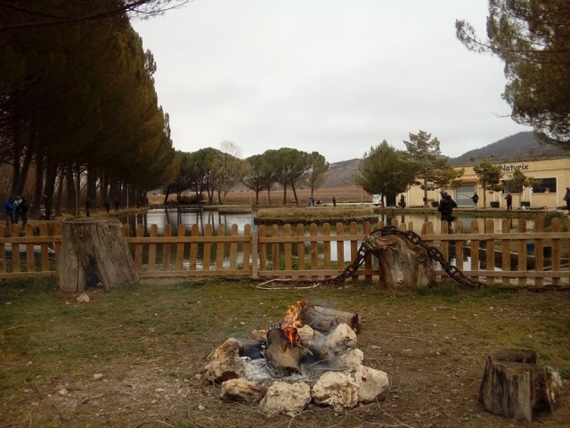  Angelsee mit Grünflächen und Lagerfeuer 