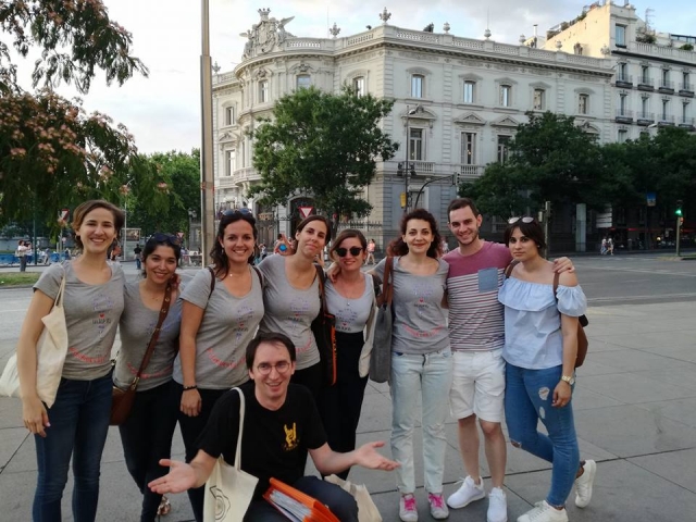Grupo de amigos en tour por la Puerta de Alcala