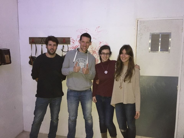  Friends as a couple playing an escape room in Reus 