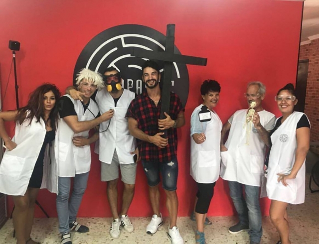 Grupo de escapistas con crucifijo