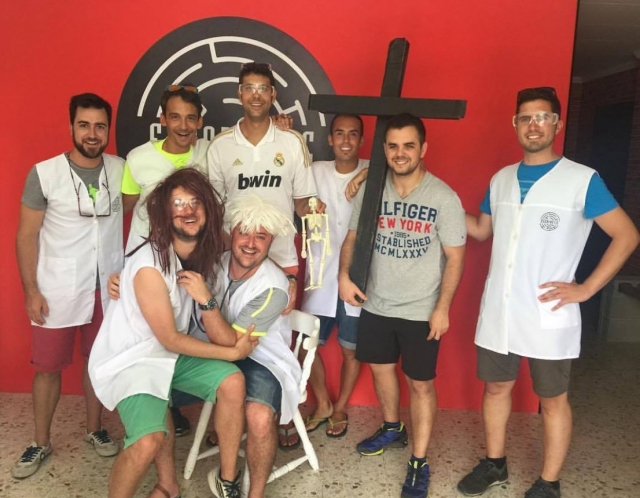 Sosteniendo una cruz