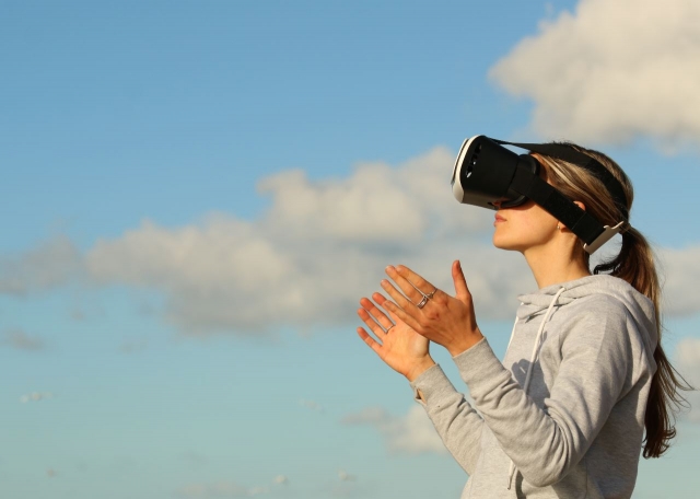 Abriendo las manos en el juego virtual