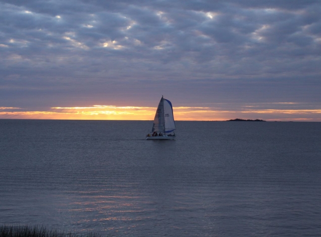 Velero al atardecer