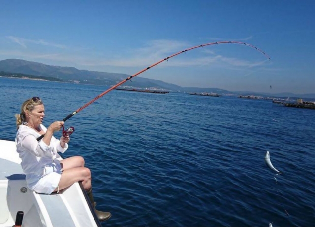 Pescando sentada en el barco