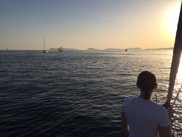 Mirando al mar al atardecer