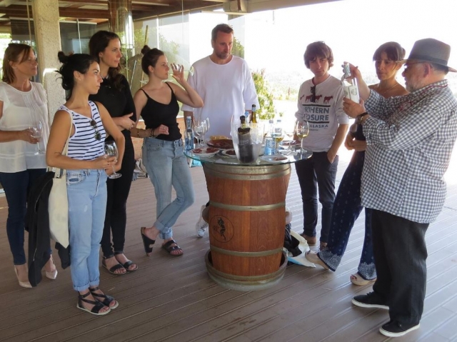 Probando las cualidades del vino