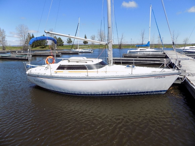 Velero amarrado al muelle