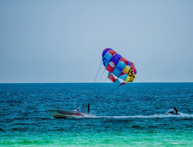 Parasailing delante de la moto de agua