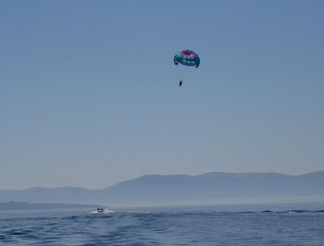 Remolcado por la lancha sobre el mar