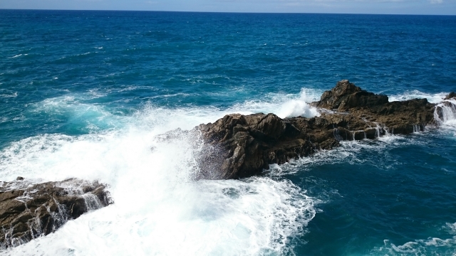 Breaking waves 