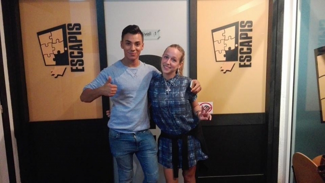 Pareja después de la experiencia en escapismo