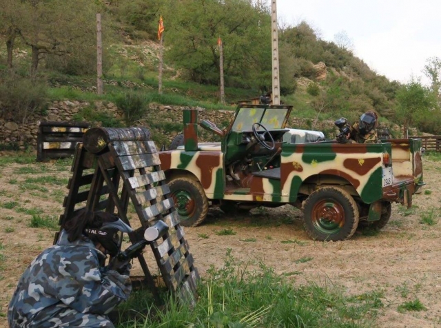 Escenario de paintball con coche