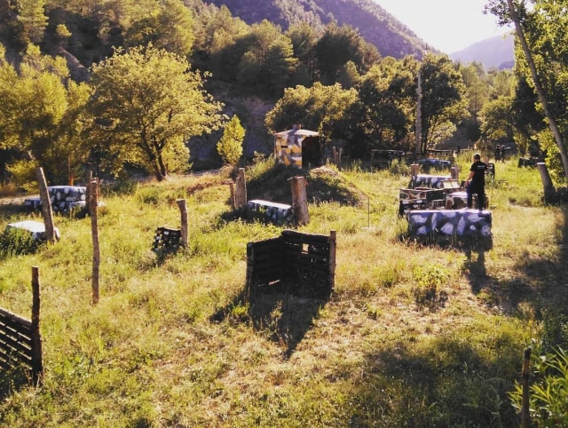 Escenario de paintball en la naturaleza
