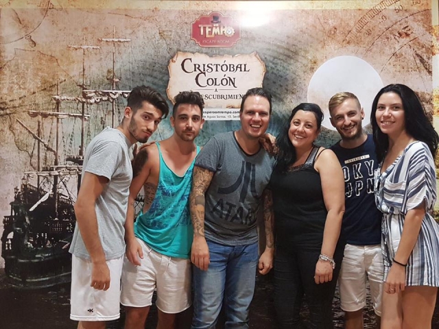 Amigos y amigas en la sala de escapismo