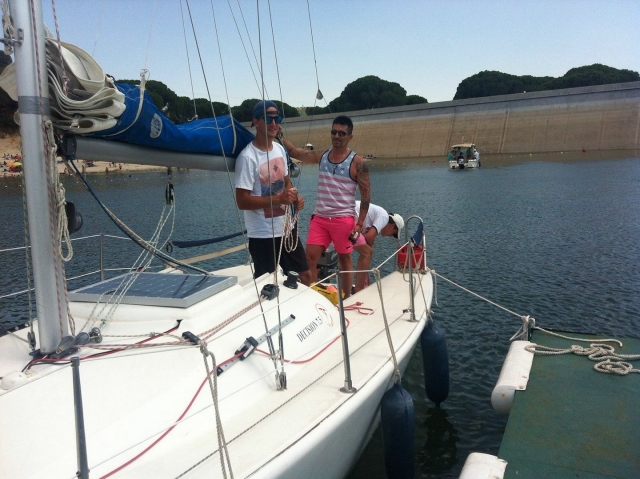 Etudiants en voile dans le réservoir 