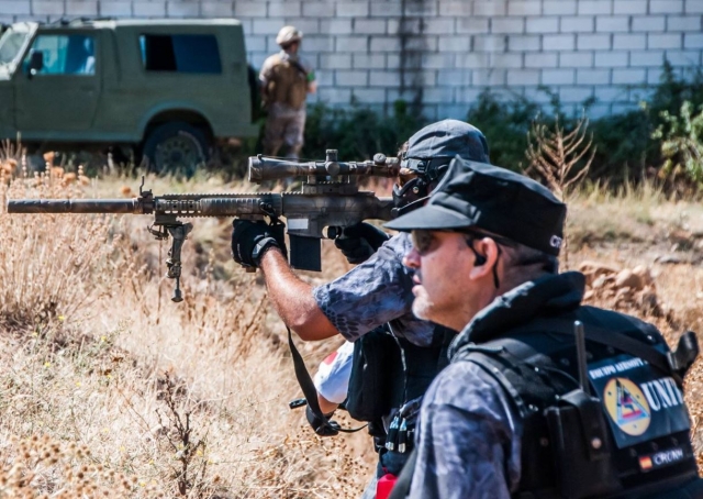  Sniper com réplica de airsoft 