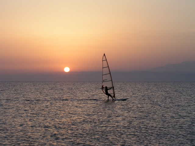 Windsurf con la puesta de sol