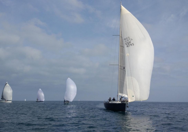 Navegacion hacia la costa en velero