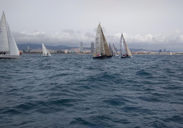 Navegando frente a la costa de Barcelona