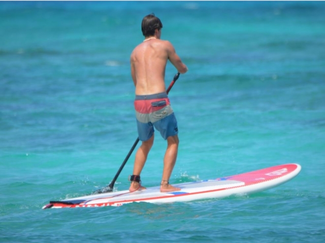 Hombre haciendo sup