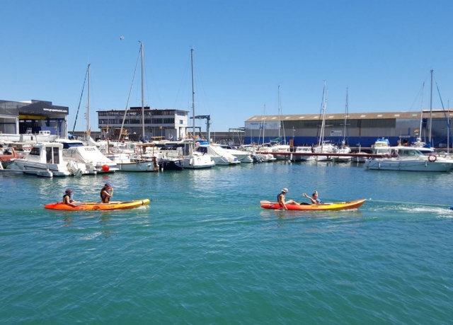 En kayak desde el puerto deportivo